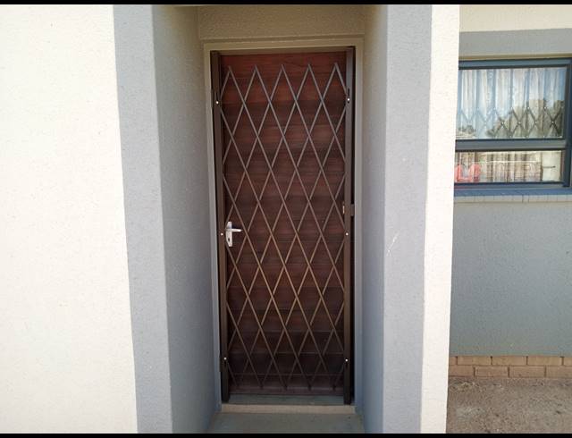 3 BEDROOM FREEHOLD FOR SALE IN NEW MODDER